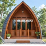 Rumah Lumbung Kayu Jati Minimalis menghadirkan perpaduan menarik antara karakter tradisional, kenyamanan modern, dan keindahan material alami. Desainnya menampilkan bentuk lumbung yang unik dengan garis atap melengkung serta struktur kayu yang terlihat kokoh.
