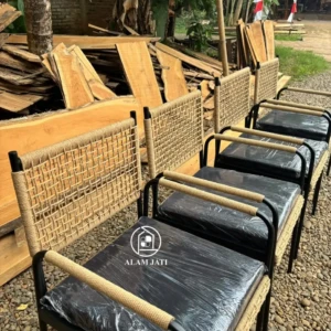 Kursi Besi Kombinasi Rotan