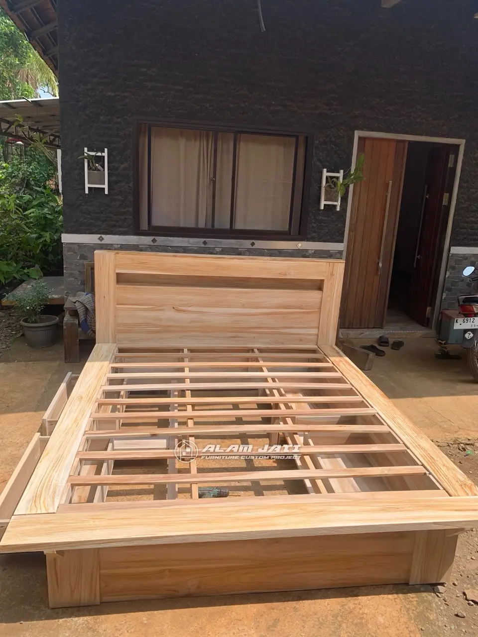 Bedframe Country Kayu Jati